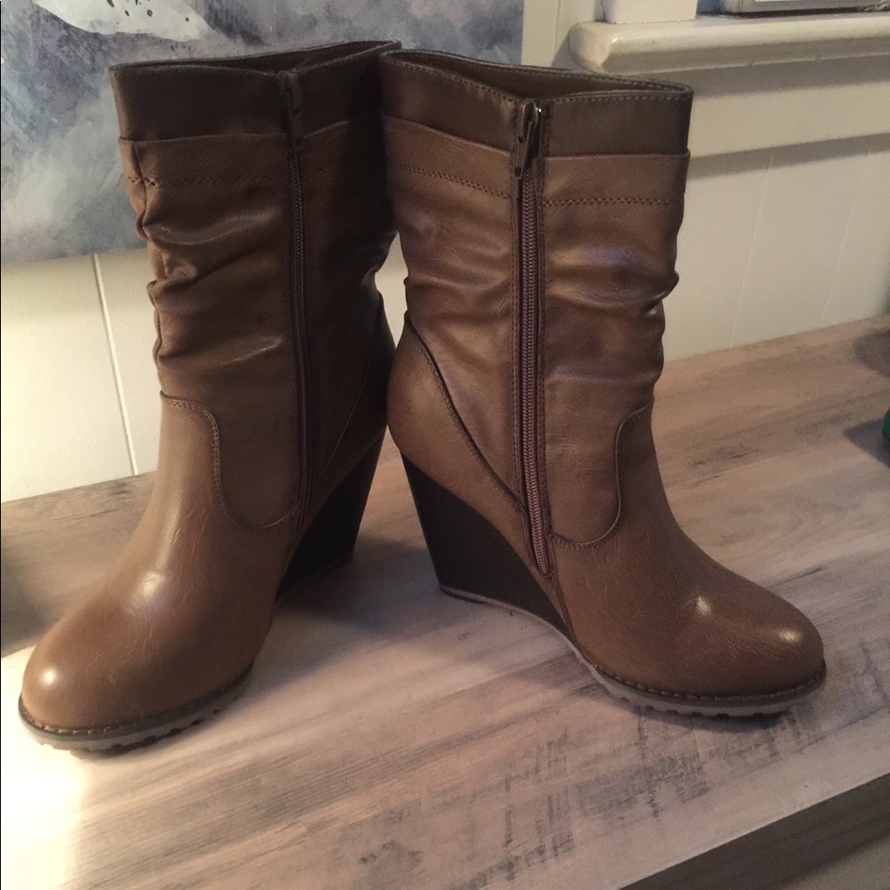 Slouchy wedge bootie from Venus